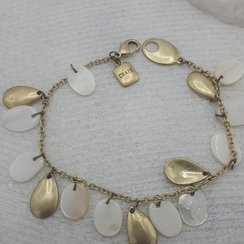 ✔️Chaps White Petal Bracelet - Picture 3 of 5